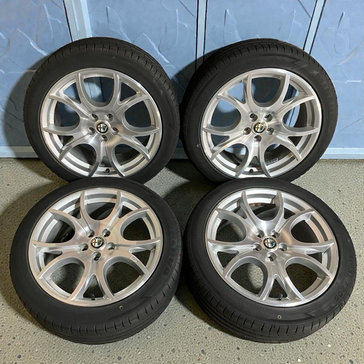 2022 год выпуска  шина  включено   Alfa Romeo   215/45ZR17 7J+40.5 5 отверстие  PCD98  диаметр центрального отверстия   около 58  оригинальный  17 дюймов   аллюминий   диск   5H  PCD 98 ALFA ROMEO 147