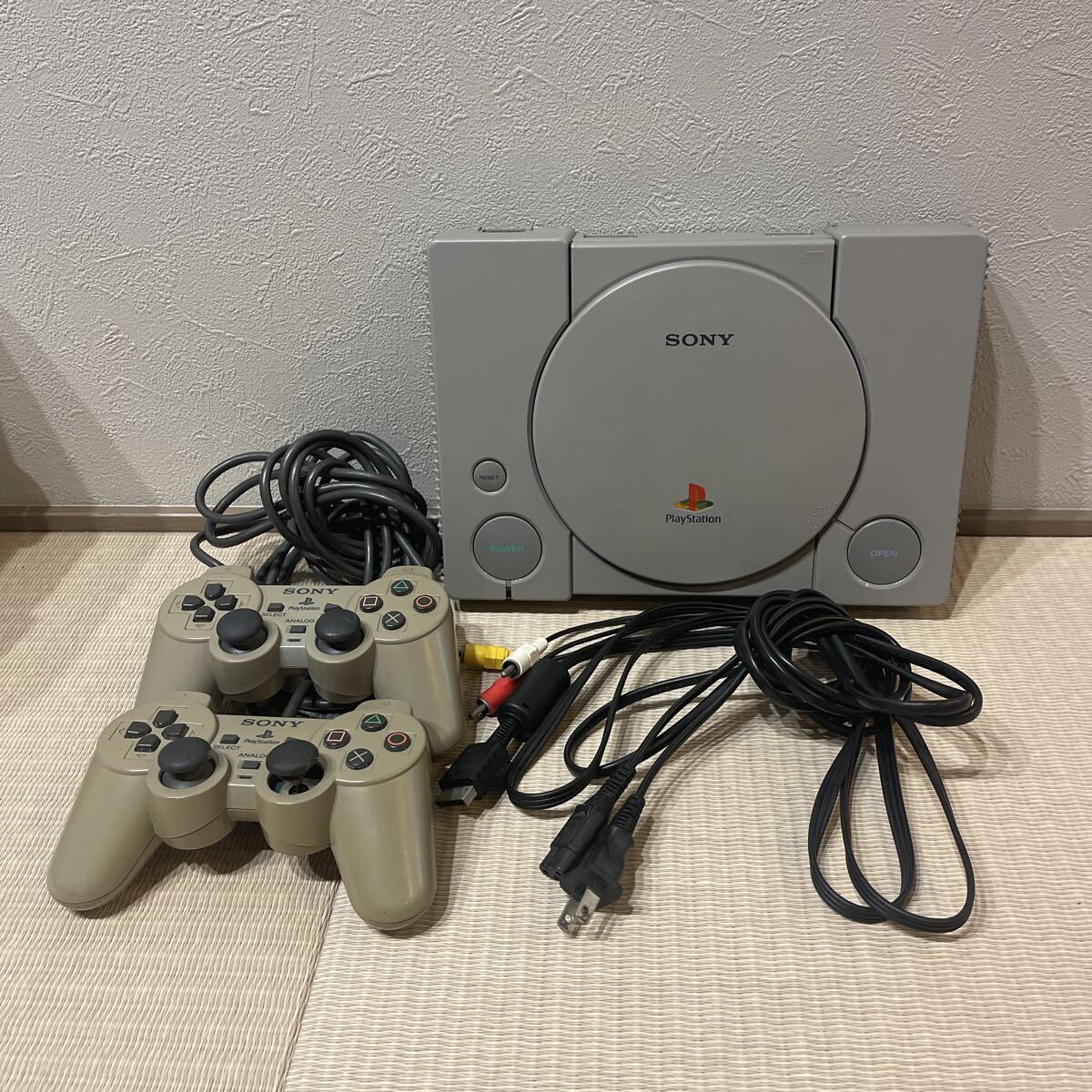 SONY PlayStation ...  PlayStation  сам товар   контроллер  2шт.  идет в комплекте   проводка  код  идет в комплекте