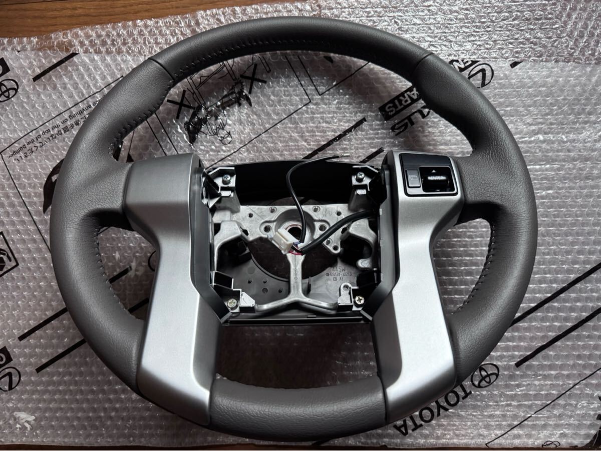 снято с новой машины ☆ Land Cruiser 150 Prado  средний период   оригинальный  кожа  руль   руль  натуральная кожа ... цвет  бежевый  Toyota  оригинальный  Land Cruiser  Prado 150 до рестайлинга  общий