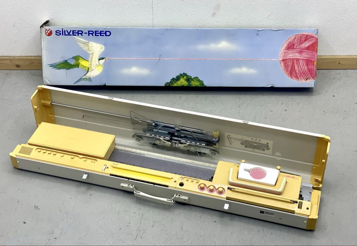 включение питания OK■SILVER REED SK-561 ... ...  вязальная машинка  ... вещь   вязальная машинка   ремесленный   ручная работа   ручное ремесло   Сёва  ретро ■  Хего  девушка ... город  с  26-1121
