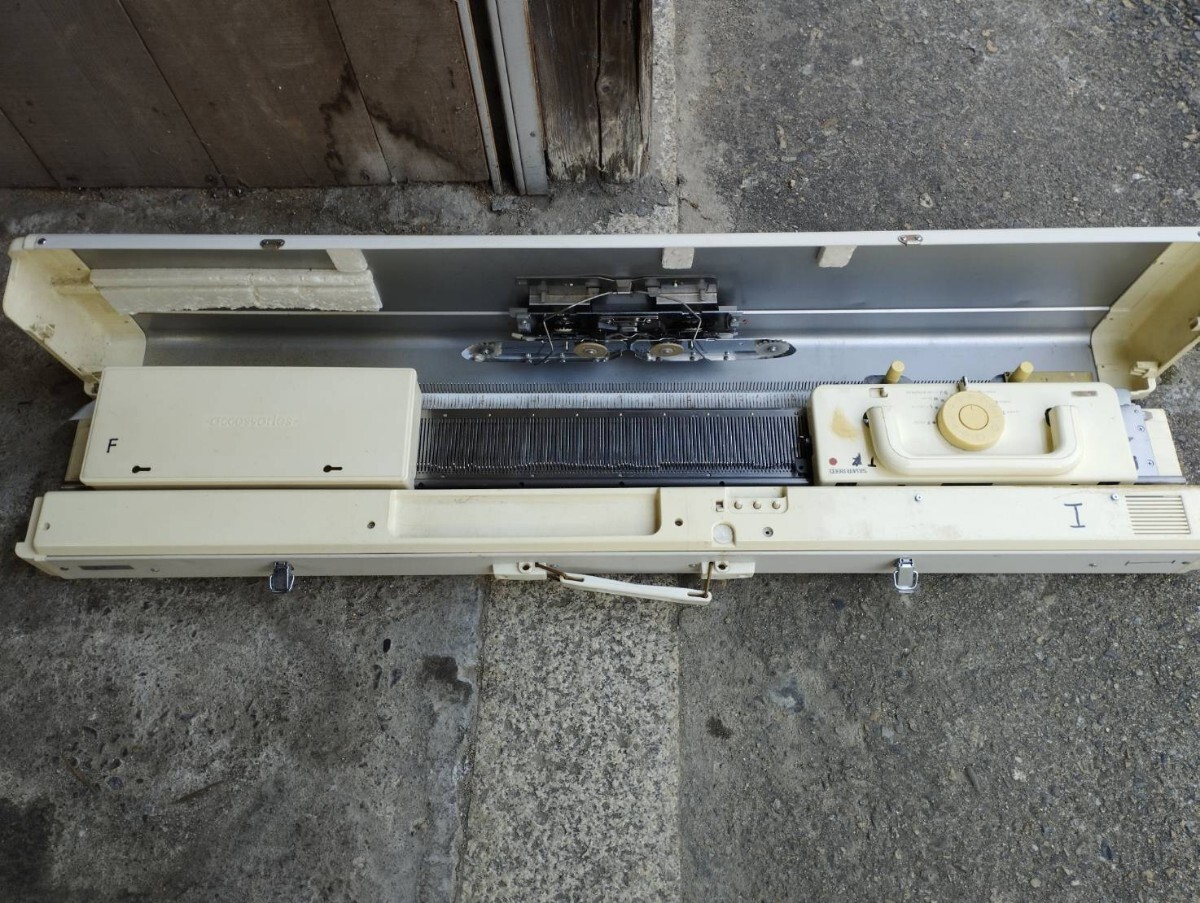 SILVER REED SK830  вязальная машинка   ремесленный   вязальная машинка   [кройка и] шитьё   SILVER REED  ручное ремесло