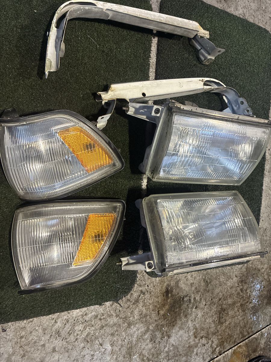 Toyota 　 Crown 　GS131   Фары  угол  лампа   левый  правый  комплект