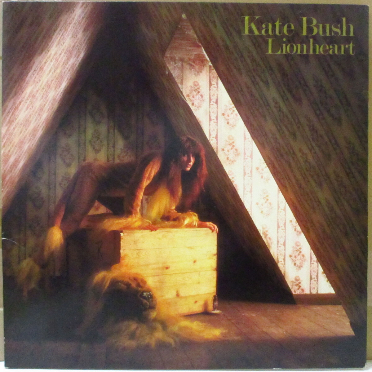 KATE BUSH(... *   втулка  )-Lionheart (UK  оригинал  LP+  внутренняя часть , ... BOSS ...) '78 год  название ...2nd...