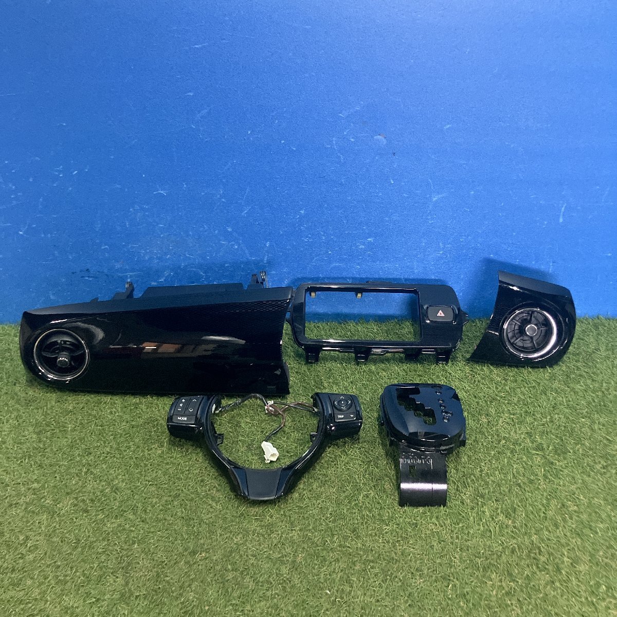 [26P01251]  Toyota   Vitz (DBA-NSP135)  оригинальный   в помещении  панель ... 5 шт.   комплект    пианино  черный ... ... ...  коробка передач  панель  【 комплектация F】