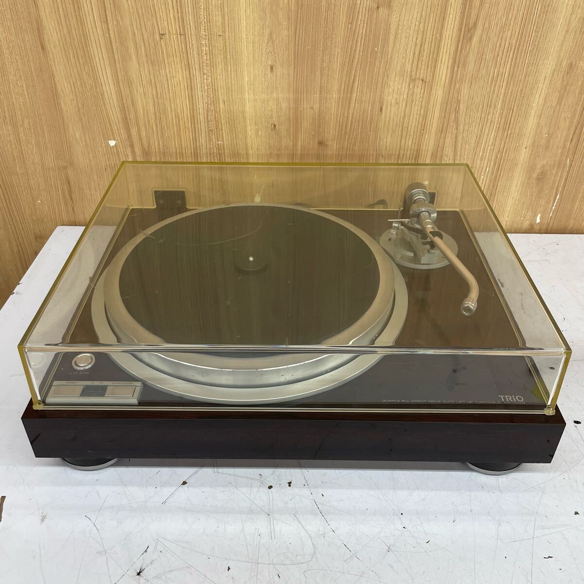 【V-2】 TRIO KP-700D  проигрыватель пластинок   проигрыватель пластинок   Trio    воспроизведение звука   проверка произведена  ...  пластинка  воспроизведение OK  царапины  и  загрязнение  много    шарнир   повреждение  3438-196