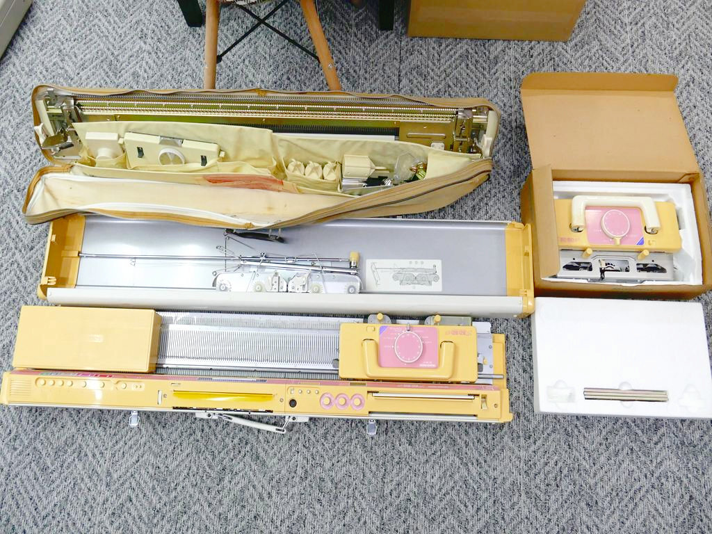 C90  разные  продаваемый товар  SILVER-REED  SILVER REED  вязальная машинка  SK-561 ... ...  race  ... LC561P  товар в состоянии "как есть"