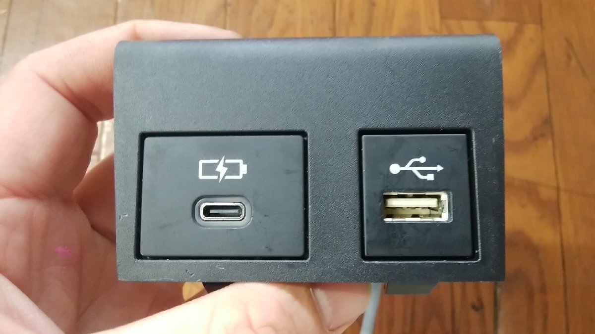 U#333  Noah /NOAH HV ZWR90W 2023 год  C клемма   эл. зарядка  порт    USB порт   Voxy   90 кузов