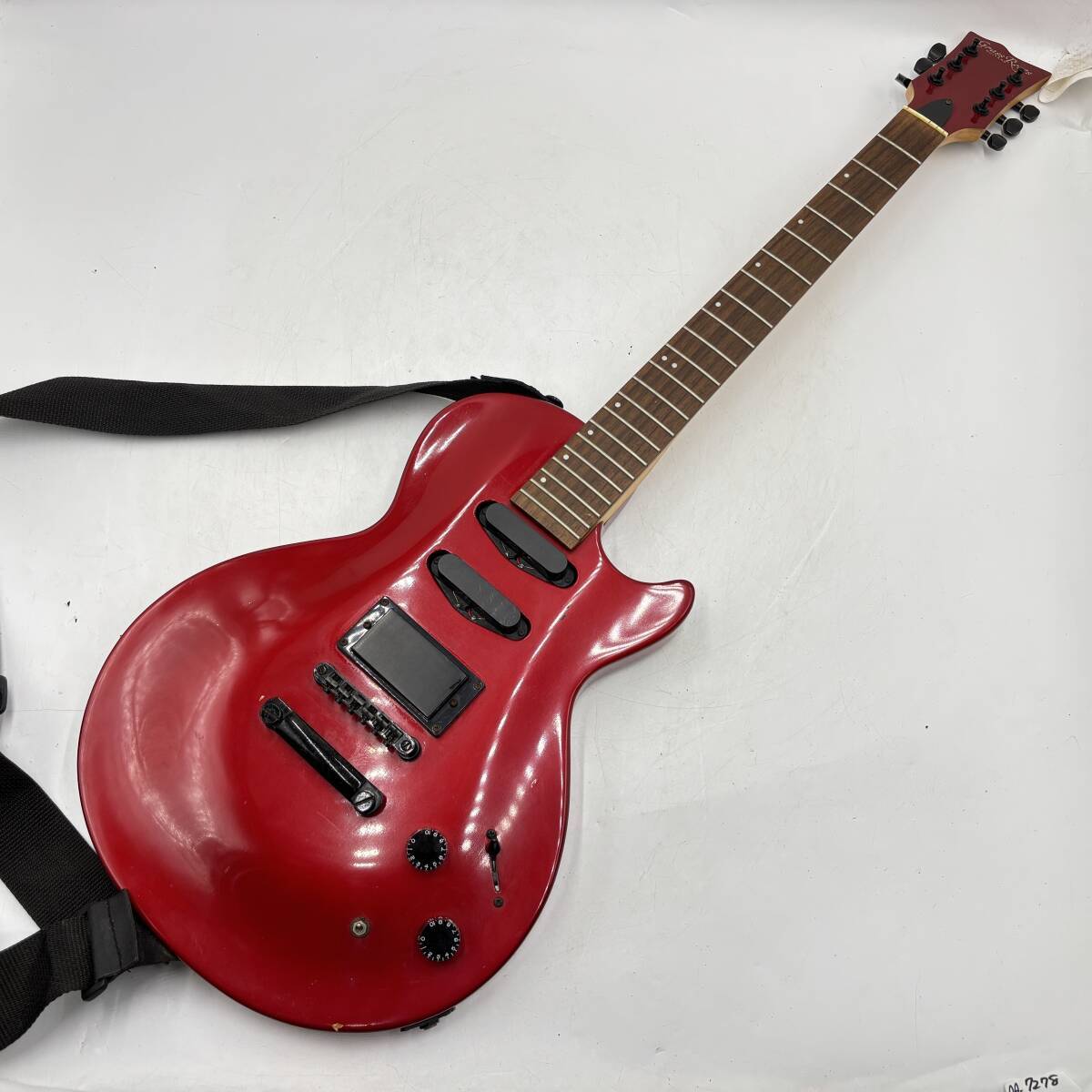 Grass Roots ...  электро-гитара  красный  кузов   Strat ... звезда    тип  6 струны   рок   хард-рок    гитара   воспроизведение звука   проверка произведена    рычаг   отсутствие