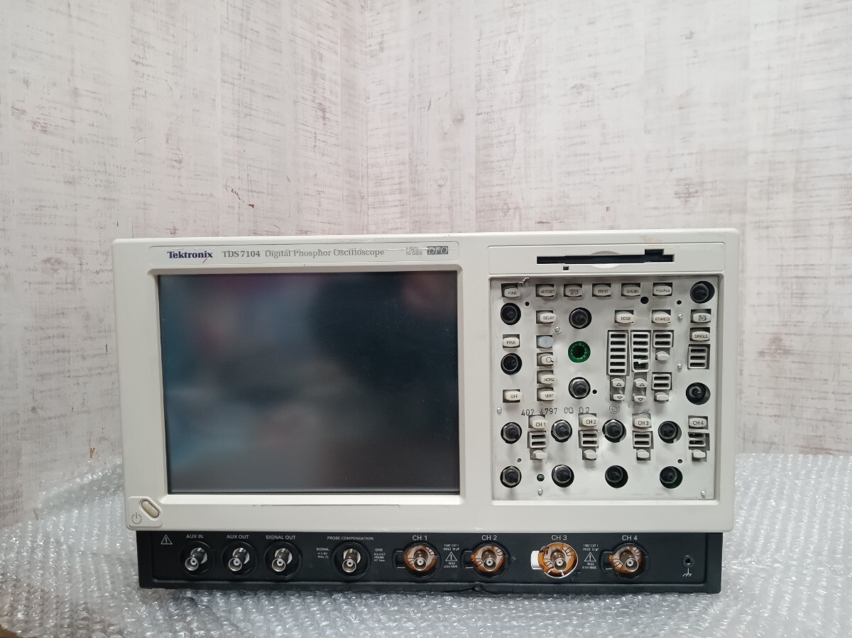 Tektronix  Tektronix 　TDS7104  осциллограф 　 цифровая  осциллограф 　 Digital Oscilloscope  продаю как нерабочий
