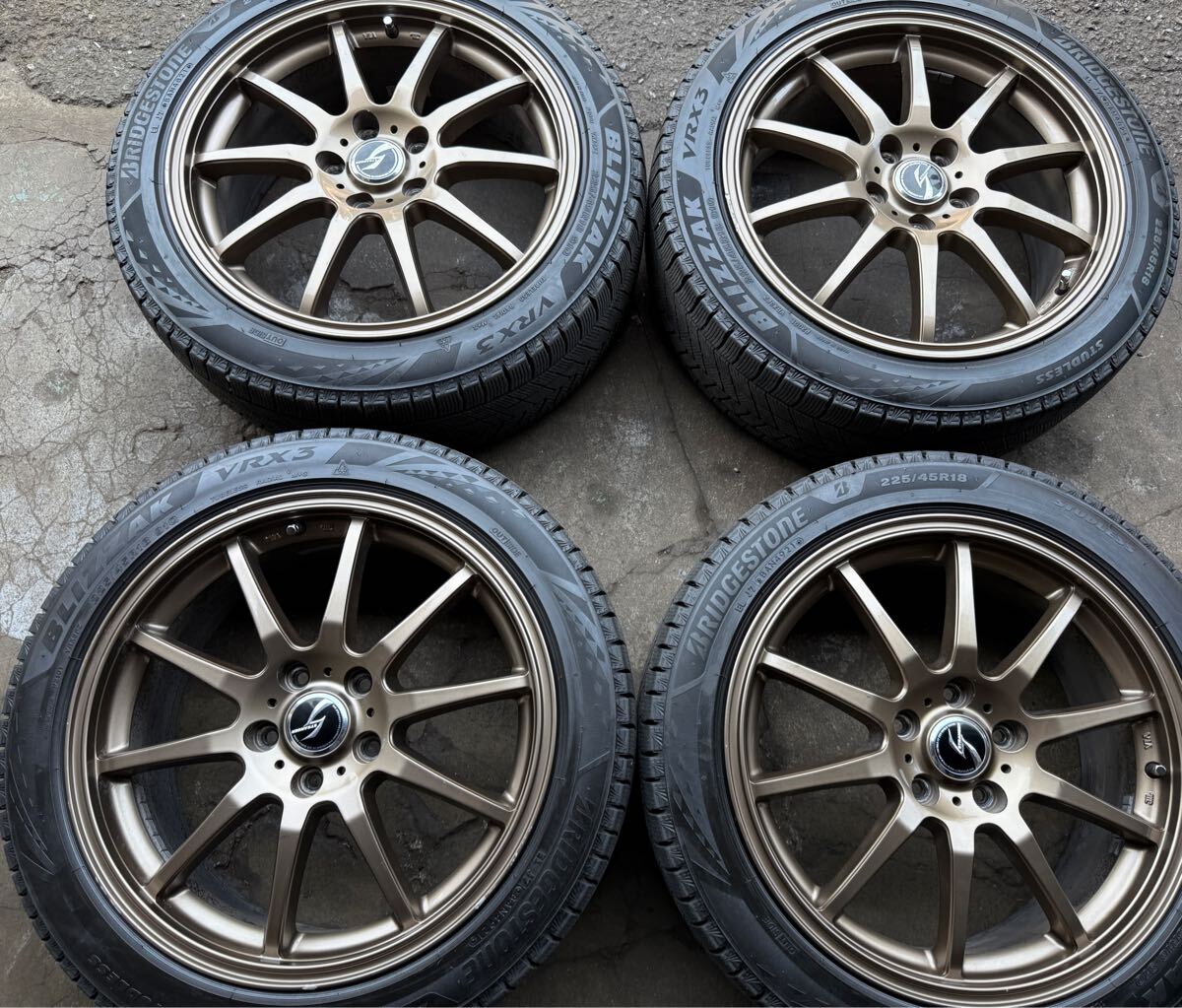 зимняя резина 　 Субару  ...  Crown 　 Mark - X   Brigestone  VRX3 20 2009 год  пр-во  　... глубина протектора 　225/45R18 7.5J 114.3 OF53 ４ шт.