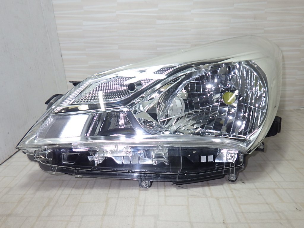 # 163120  Toyota  /  Vitz  / NSP130 / F /  левый   Фары  /  галоген   KOITO 52-301 VITZ B4C1